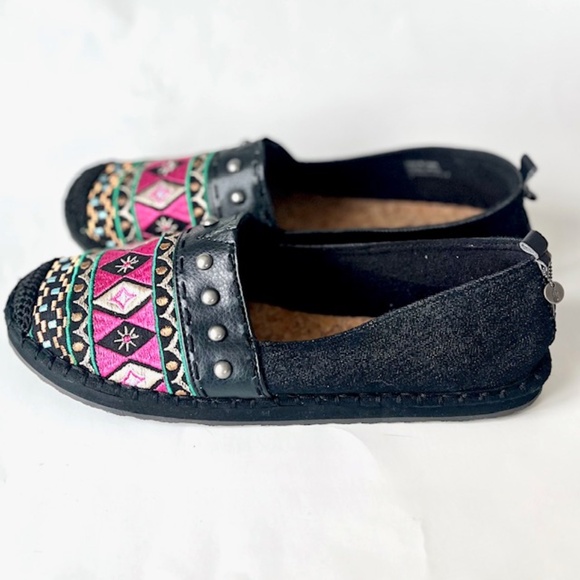 The Sak Black Bright color design Slip On Boho Shoes. Size 8 - Picture 1 of 8